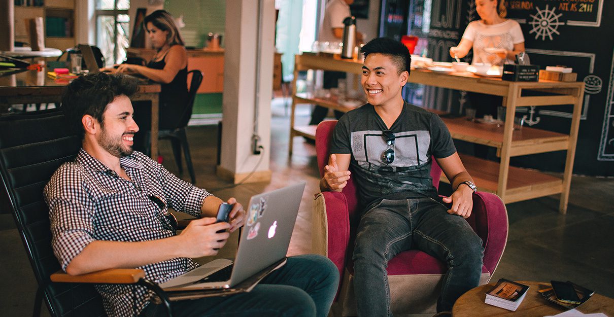 Equipo trabajando en servicios de marketing online y redes sociales en Barcelona